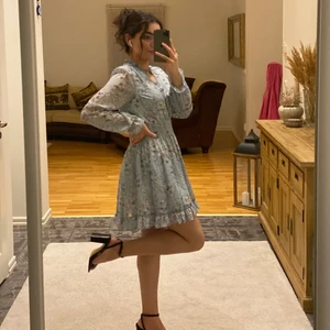 Blå volang klänning❤️ - En super vacker blå blommig klänning i storlek M (passar dock både till L och S)! Köptes något år tillbaka och använd vid ett tillfälle. Köptes för 399kr, säljer för 150kr! Klänningen är från Bikbok😊