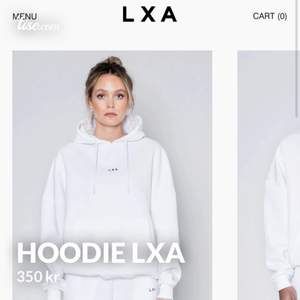 Säljer denna snygga vita hoodie från Linn Ahlborgs egna märke LXA. Det är storlek XXS  pga att den är väldigt oversized i storleken, men jag är vanligtvis en XS-S. Nästan aldrig använd. Nypris 699kr och jag säljer den för 350kr och då står jag för frakten!☺️