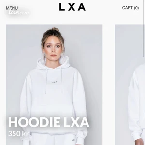 Vit hoodie LXA - Säljer denna snygga vita hoodie från Linn Ahlborgs egna märke LXA. Det är storlek XXS  pga att den är väldigt oversized i storleken, men jag är vanligtvis en XS-S. Nästan aldrig använd. Nypris 699kr och jag säljer den för 350kr och då står jag för frakten!☺️