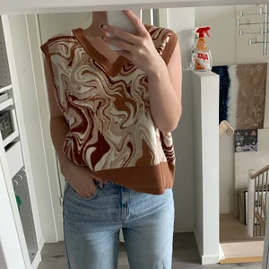 Stickad väst - Säljer denna grymt coola stickade västen köpt på Asos, storlek M/L