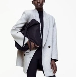 Kappa från Zara - Dubbelknäppt grå kappa från Zara i storlek S. Jättefin nu till höst och vinter. Aldrig använd då den var för stor, etikett kvar. Jättevarm kappa. Nypris 900 kr.