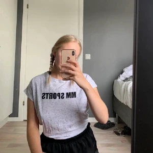 Tränings t-shirt MMsports - Tränings t-shirt från MMsports strl S, knytning nedtill på baksidan. 