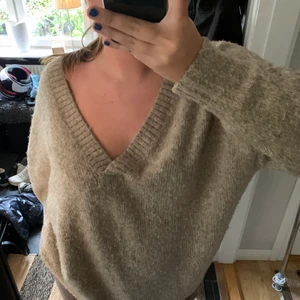 stickad tröja - jättemysig stickad tröja som inte används av mig😋 i storlek L och najs oversized på mig som oftast har M!💕⭐️ kvaliteten är toppen också! kan mötas upp i stockholm 💘💘