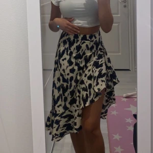 Kjol  - Helt oanvänd endast testad