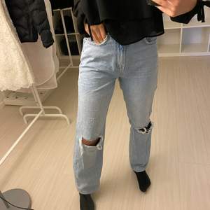 Säljer Ginas populära 90s high waist jeans! Knappt använda pga för stora. Storlek 34 