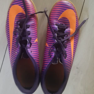 Fina inomhusskor  - Inomhusskor Nike storl 42. Använda en termin. Köpare står för frakten.