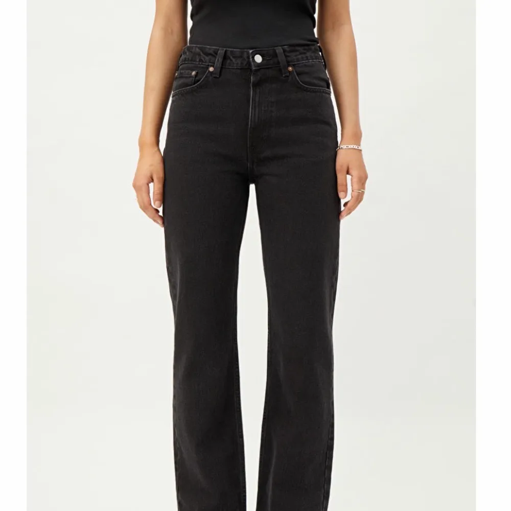 Weekdays jeans i modellen ”voyage” i en svart tvätt. Passar till allt och perfekt nu inför hösten. Storlek: 25/32. Jeans & Byxor.