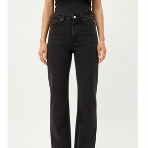 Weekday jeans svarta  - Weekdays jeans i modellen ”voyage” i en svart tvätt. Passar till allt och perfekt nu inför hösten. Storlek: 25/32