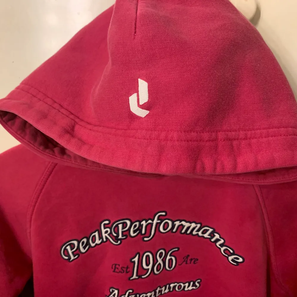 En fin skön hoodie från peak performance. Väldigt fint skick använd få gånger. Storlek S . Hoodies.