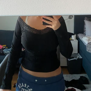 Svart långärmad  - Mysig svart långärmad tröja me fin spetsdetalj. skönt material, knappt använt den. Skriv om du du undrar något eller vill ha fler bilder💕