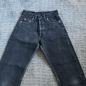 Levis - Säljer dessa jätte fina Levis jeans. Köpte dom här på Plick men dom passade tyvärr inte. Säljer dom för 350 + frakt.  Modellen på dom är 501. Eventuell frakt står köparen för. 