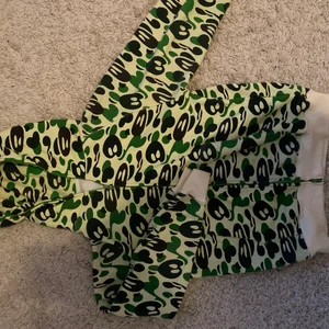 Bape hoodie - Äkta Baby milo bape hoodie med uppdraggar luva. Strl S. Lågt pris pga att dragkedjan har tappat lite färg