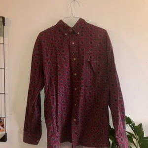 Beyond retro skjorta vintage - Säljer denna fantastiska vintageskjorta då jag inte använder den tillräckligt numera. Fint bohemiskt mönster. Unisex storlek M. Haft den som lagom oversize (kvinna med storlek s). I mycket gott skick!