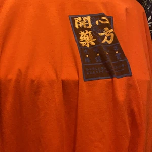 Orange tröja från shien strkl L - Använt ett par gånger men tröttnat på den. Tyckte trycket på framsidan var fullt