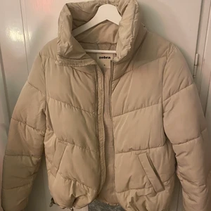 Beige dunjacka stlrk S - Du kan själv justera ifall du vill ha den tajtare eller inte. Knappt använd.