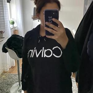 Calvin klein träningströja  - Säljer denna träningströja som är köpt från usa, den är storlek XL så därför lite stor för mig som har M-L, säljer för 80kr❣️