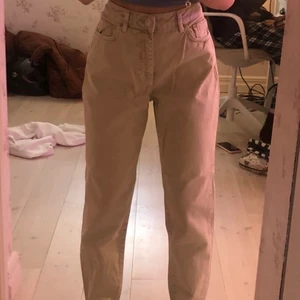 Beiga jeans - Beiga mom-jeans som passar helt perfekt! Jag är 1,55 så byxorna passar kanske inte folk som är så långa. Dom är typ ett år gamla men har inte andvänds så mycket! Kontakta för mer bilder eller frågor❤️ 195+frakt 