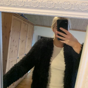 Lurvig kofta från Gina Tricot - Svart lurvig kofta  från Gina Tricot i storlek S. Använd fåtal gånger så väldigt fint skick fortfarande. Varm och skön nu till hösten!