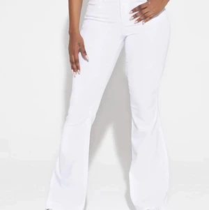 Vita boocut jeans  - Helt ny & oanvänd. Kom privat för egna bilder