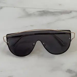 Solglasögon från NA-KD, aldrig använda. Köparen står för frakt. 
