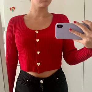 This cropped cardigan was bought last spring! I wore it a couple of times and its condition is medium to good. Best combined with high waisted pants!