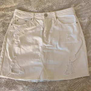 Vit jeans kjol  - Säljer en vit kjol som är använd ca 3 gånger. Inga fläckar eller synliga tecken på användning så skulle säga nyskick. Skriv för mer info! 