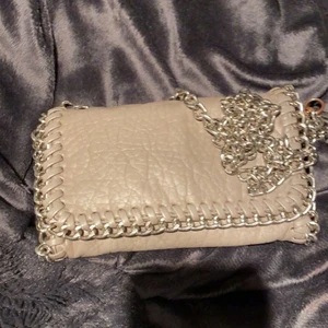 Tiamo väska - Säljer min knappt använda tiamo bästa i grå, minsta storleken men får plats med hyfsat mycket💗 en knapp har gått bort men går att stänga inget ramlar ut o funkar perfekt❤️❤️skriv vid intresse gjärna för vill få sålt. Frakt tillkommer på 45kr så sammanlagt säljer jag den för 262kr💗 pris kan diskuteras!!!! Om de e snabb köp kan jag sälja den för 245kr med frakt inräknat 💗💗