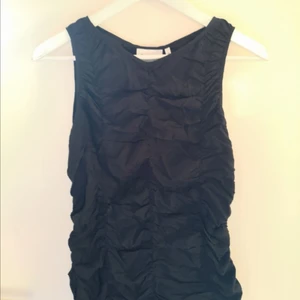 Fin svart topp - Svart topp från Weekday. Fint material. Väldigt snygg men kommer aldrig till användning. Oanvänd. 