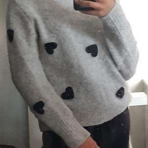 Gullig tröja som är varm och skön på vintern, säljer pga att jag inte hittat tillfälle att ha den, jätte bra skick, strl S/M 💕 100 kr + 62 kr frakt