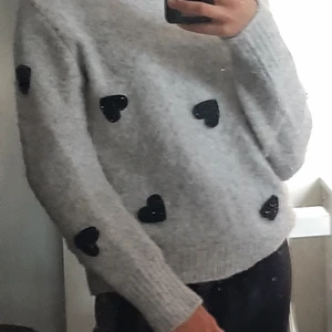 Cute Sweater  - Gullig tröja som är varm och skön på vintern, säljer pga att jag inte hittat tillfälle att ha den, jätte bra skick, strl S/M 💕 100 kr + 62 kr frakt