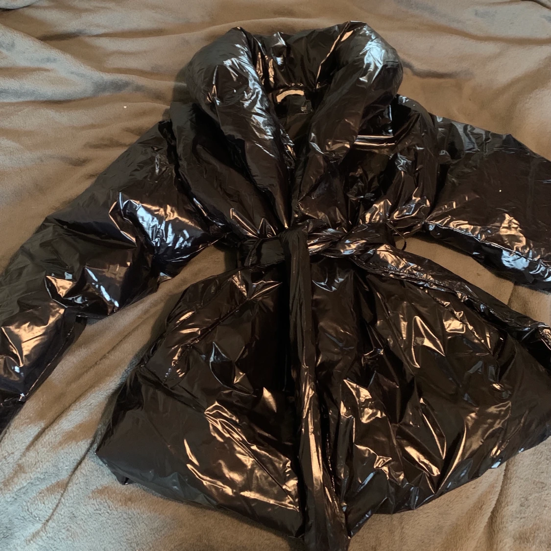 Svart glansig puffjacka! Dun - 90