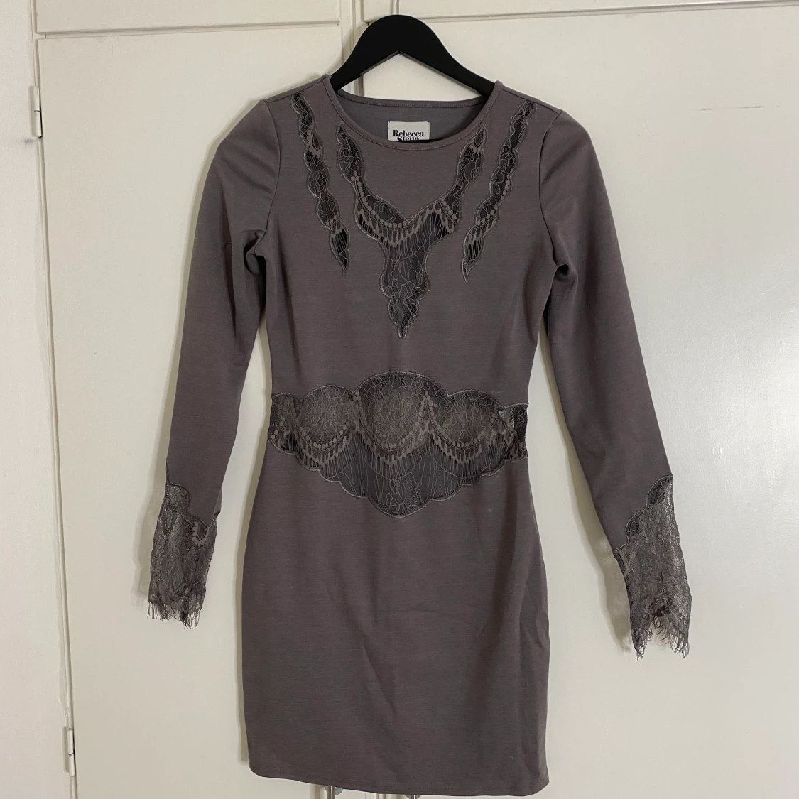 Grå klänning  - 90