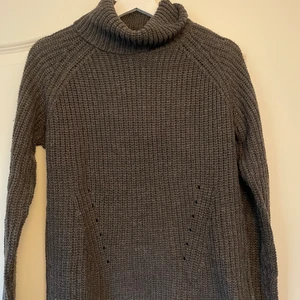 Stickad tröja - Säljer en stickad tröja som jag använt 1 gång. Storlek Xs, mycket bra skick! Köparen står för frakten 