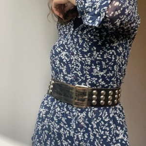 Nit bälte - Vintage! Å har används flitigt av morsan på 80talet. Vet inte om slitningarna av den svarta färgen går att fixa upp eller om man vill rocka den slitna stilen