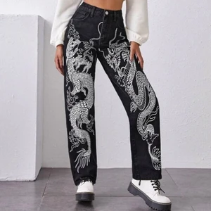 Snygga Jeans⚡️ - Säljer dessa coola jeans från shien med drakar på⚡️ De är i storlek Small/36 har jätte fin passform på! Endast andvända 3 gånger så nästan ny skick!⚡️ Säljes för 150kr+ frakt⚡️ Kontakta mig för mer!💓