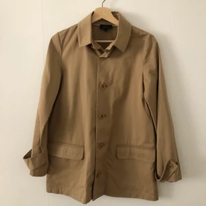 Trenchcoat - Storlek 36. Knapp på vä. arm behöver fästas bättre. Gott skick. A.P.C