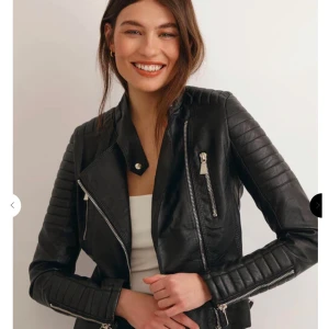 SNYGG SKINNJACKA - Säljer denna trendiga skinnjacka från chiquelle 🤩 Den är lite trasig på insidan men annars i gott skick! 🕺🏽 Jackan är i storlek 40 men lite liten i storleken 😊 Jackan kostar 699 på deras hemsida men jag säljer för endast 200kr!!!!