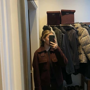 Jacka ifrån uniqlo - Säljer min fina vinröda jacka från Uniqlos herravdelning som är inköpt förra året men aldrig använd, alltså i nyskick. Säljer då jag har för mycket jackor, jättefin och varm nu till hösten! Storlek Xss men passar även xs och s.