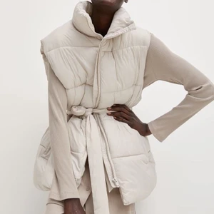 H&m väst - Slutsåld på hemsidan, köpte två storlekar XS och S. Behöll storlek XS och säljer storlek S är aldrig använd. Köparen står för frakten.🤍