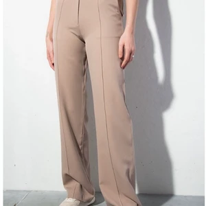 Beige kostymbyxor  - Säljer dessa snygga kostymbyxor från madlady i storlek xs och längd 32! Lappen sitter kvar då jag endast testat dom. Nypris är 499 och jag säljer dom för 250kr