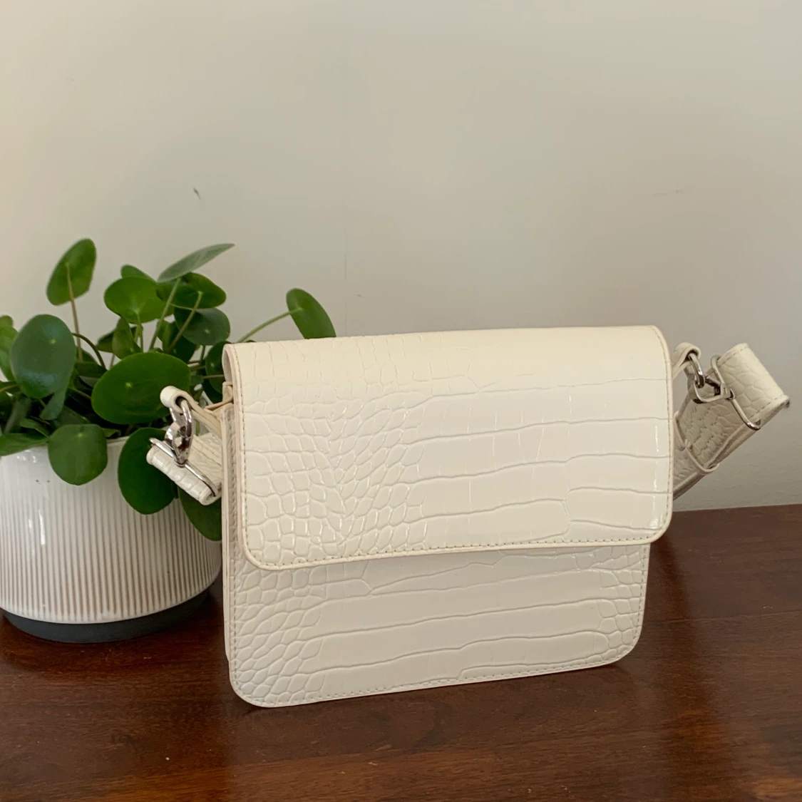 Vit väska från Hvisk