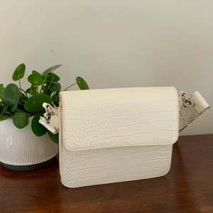 Vit väska från Hvisk - Vit väska från Hvisk. Inköpt för ca 1år sen men är forfarande i superbra skick! Köparen står för frakten men har även möjlighet att mötas upp i Stockholm 😌