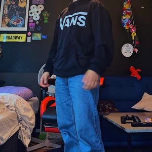 Vans hoodie black - Storlek M men sitter som L, rätt lång 