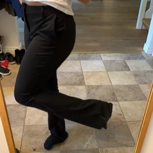 Kostymbyxor - Ett par skit fina lågmidjade kostymbyxor från ONLY. Endast använda 2 ggr. Jag är 172cm och dom är alldeles för långa för mig. Skriv privat för frågor💓 (köparen står för frakt)