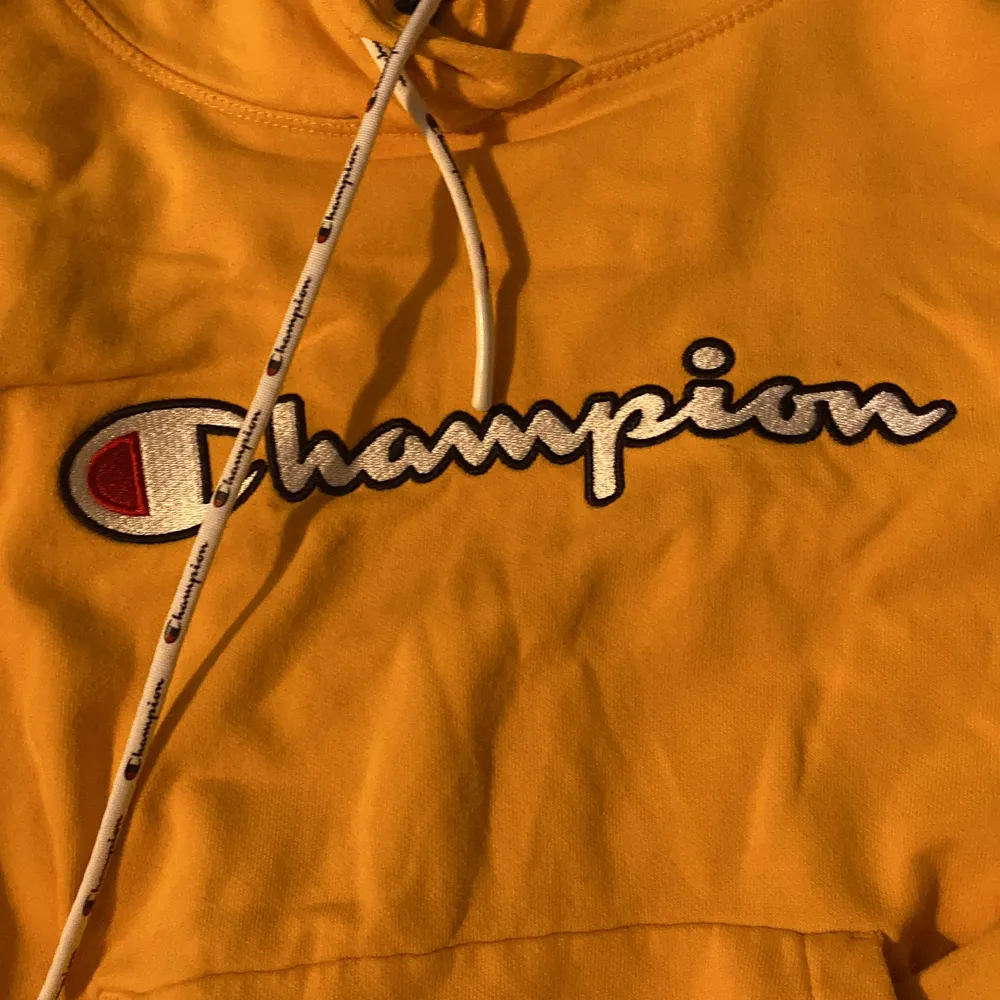 Relativt ny och väldigt lite använd hoodie från champion säljes. strl S. Nypris 500+ (mitt pris kan diskuteras). Hoodies.