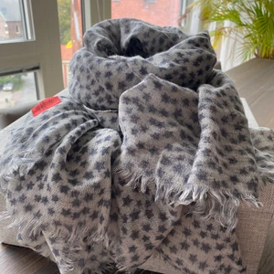 Halsduk  - halsduk med stjärnor 🌟 100% ull grå färg…..mjuk och varmt perfekt för vinter tid 🛍🛍🛍🛍🛍🛍