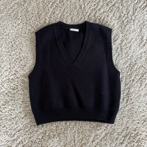 ✨ STICKAD VÄST ✨ - Slutsåld stickad väst från Gina! Jättefint skick! Använt som lite oversized så valde en storlek L. Jag har vanligtvis S/M men det berors på hur man vill att den ska sitta🤍