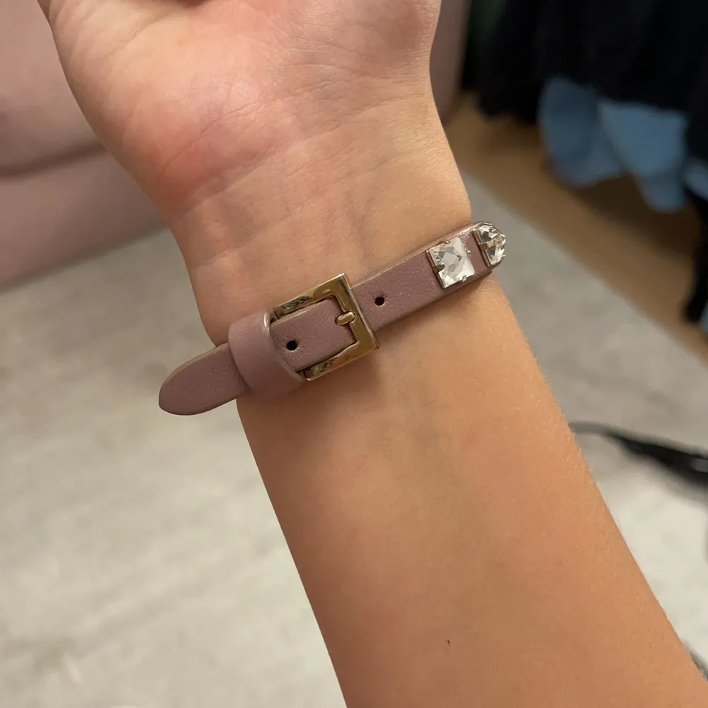 Säljer min fina valentino diamant ärmband som jag har köpt för ca 2 år sedan. Köpt för typ 3700 på Natalie Schutterman, Jätte fint skick hat endast testat på bilden 💗💗. Accessoarer.