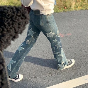 Jeans Med Stjärnor - Säljer nu mina ascoola jeans med stjärnor! Köptes för 800kr. Jag är 177, brukar ha 36 och de sitter perfekt🤩 Skriv privat för fler bilder. Pris går att diskutera vid snabbköp⚡️