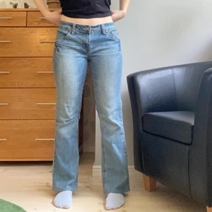 Lågmidjade jeans - Lågmidjade jeans köpta secondhand! Jag är 163 och de sitter bra på mig. Det står ingen storlek men jag brukar ha 26 eller 27. Färgen stämmer bäst överens med de två första bilderna. Jag kan skicka fler närbilder om det önskas☺️